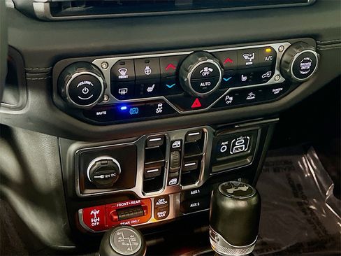 Used 2024 Jeep Wrangler Unlimited Rubicon 4xe image 16