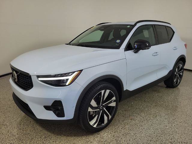 Used 2024 Volvo XC40 B5 Plus AWD/4WD image 2