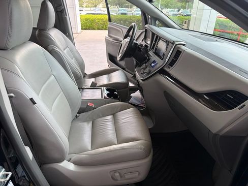Used 2019 Toyota Sienna XLE w/ XLE Navigation Package AWD/4WD image 16