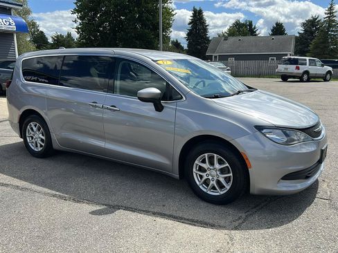 Used 2017 Chrysler Pacifica Touring FWD image 5