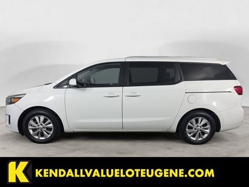 Used 2016 Kia Sedona LX w/ Option Group 020 FWD image 2