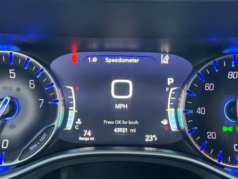 Used 2024 Chrysler Pacifica Touring-L image 34