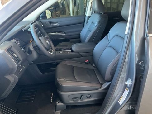 Used 2025 Nissan Pathfinder SL image 4