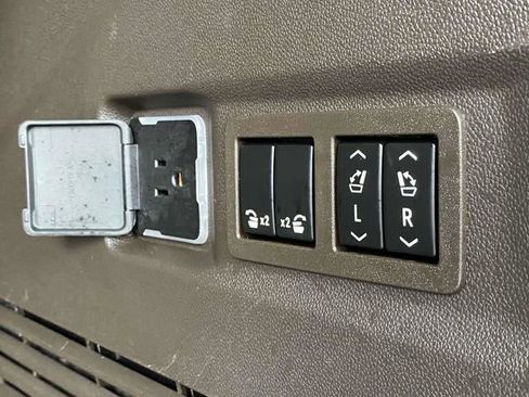 Used 2021 GMC Yukon Denali w/ Denali Premium Package image 13