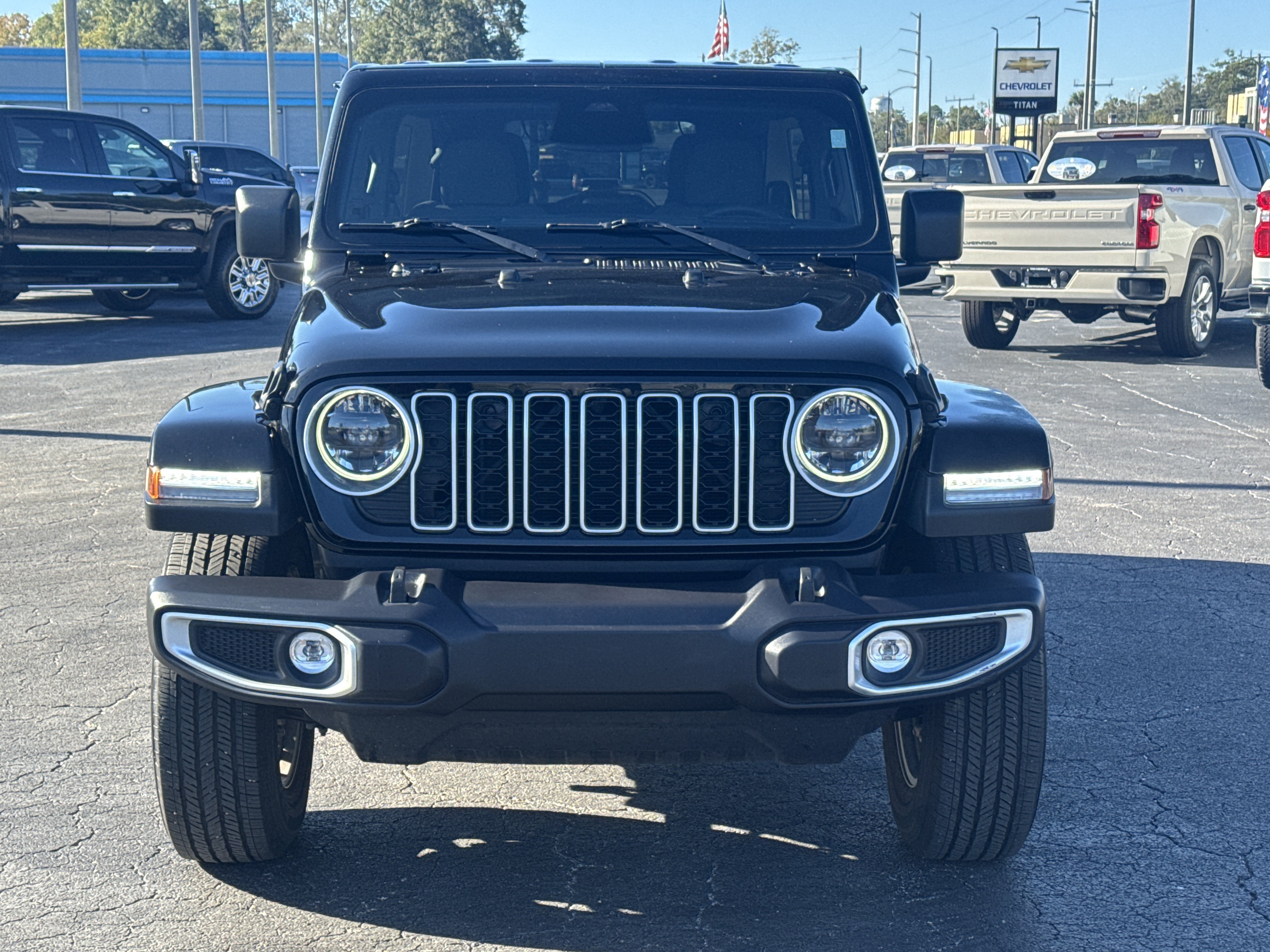 Used 2025 Jeep Wrangler Unlimited Sahara AWD/4WD image 4