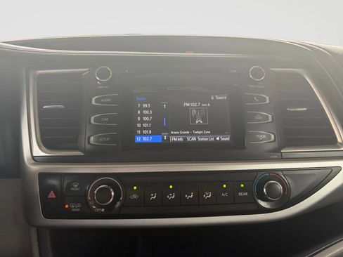 Used 2018 Toyota Highlander LE AWD/4WD image 25