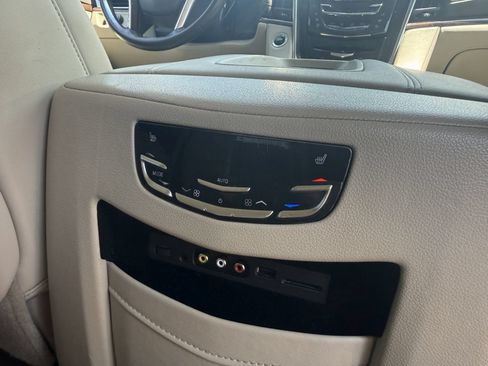 Used 2016 Cadillac Escalade Luxury AWD/4WD image 32