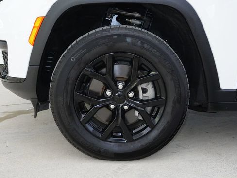 Used 2025 Jeep Grand Cherokee L Altitude AWD/4WD image 12