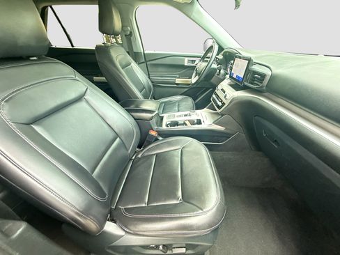 Used 2021 Ford Explorer XLT w/ Equipment Group 202A RWD image 31