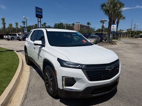 Used 2023 Chevrolet Traverse RS FWD image 2