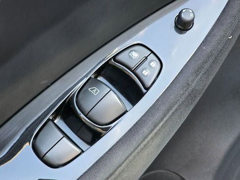 Used 2015 Nissan Leaf SV image 27