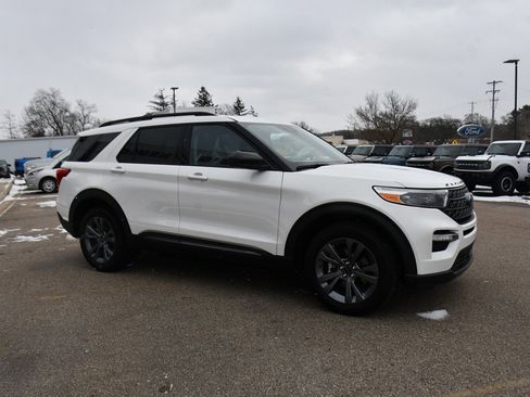 Used 2023 Ford Explorer XLT w/ Equipment Group 202A image 8