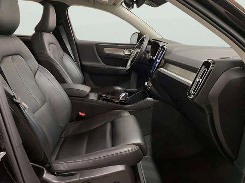 Used 2025 Volvo XC40 B5 Plus image 22