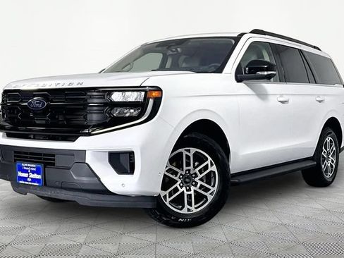 Used 2025 Ford Expedition Active AWD/4WD image 2