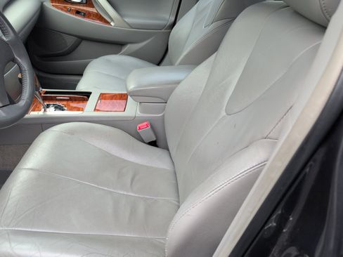 Used 2010 Toyota Camry LE image 5