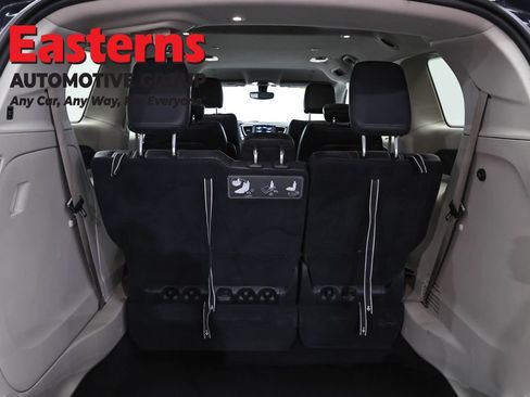 Used 2020 Chrysler Pacifica Touring-L FWD image 9