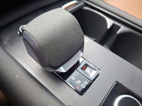 Used 2024 Land Rover Discovery Dynamic SE image 12