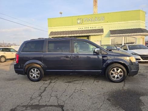 Used 2008 Chrysler Town & Country Touring image 3