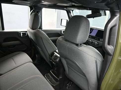 Used 2024 Jeep Wrangler Unlimited Sahara image 45