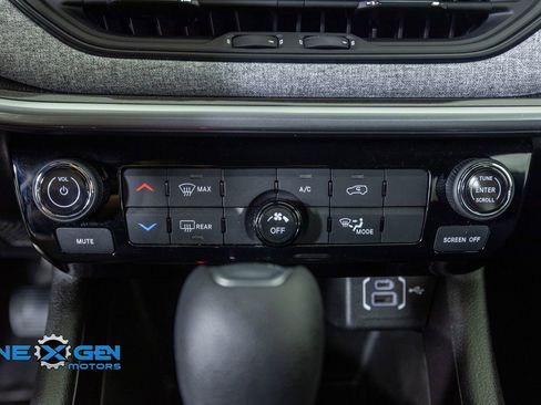 Used 2025 Jeep Compass Sport image 19