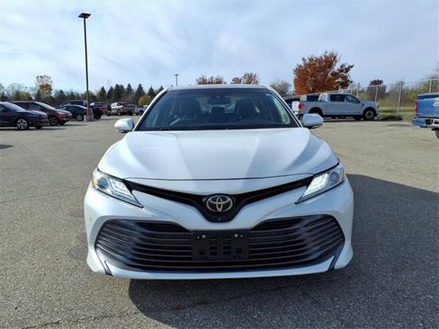 Used 2018 Toyota Camry XLE image 2