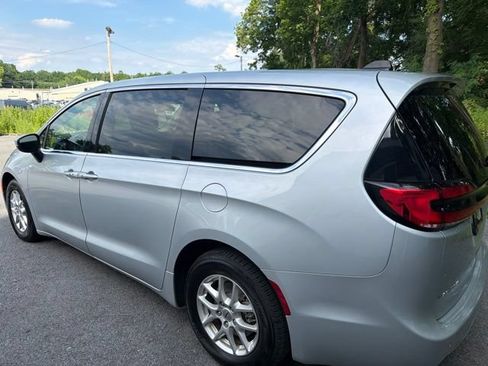 Certified 2023 Chrysler Pacifica Touring-L FWD image 3