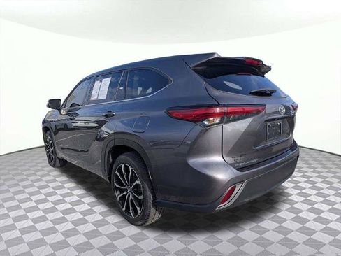 Used 2022 Toyota Highlander LE FWD image 4