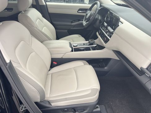 Certified 2025 Nissan Pathfinder SL image 18