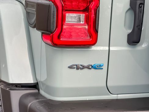 Used 2024 Jeep Wrangler Unlimited w/ Convenience Group image 26