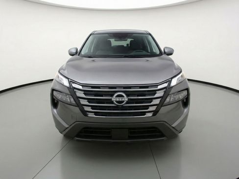 Used 2025 Nissan Rogue SV image 2