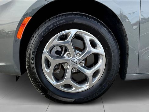 Used 2022 Chrysler Pacifica Limited image 38