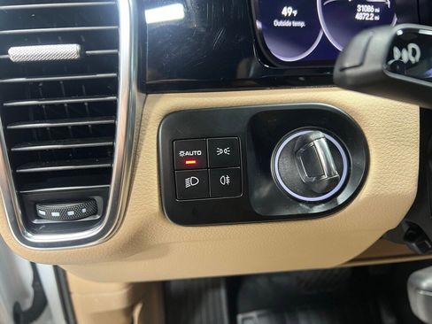 Used 2023 Porsche Cayenne image 19