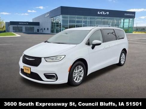 Used 2023 Chrysler Pacifica Touring-L FWD image 3