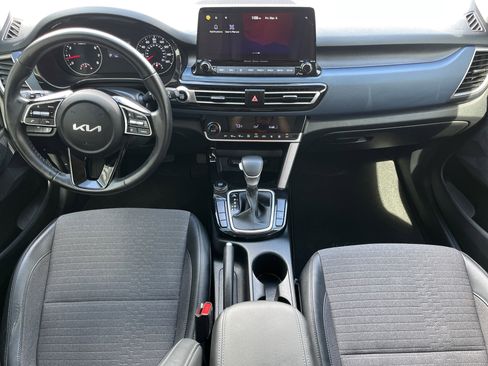 Certified 2022 Kia Seltos S image 3