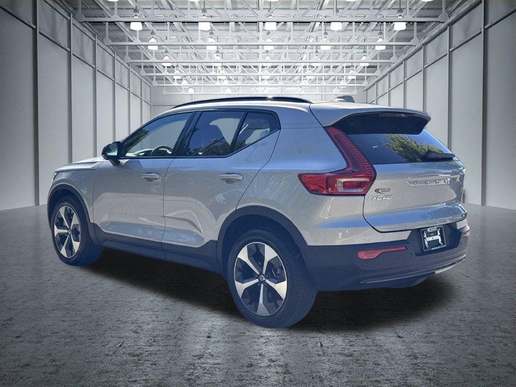 Used 2025 Volvo XC40 B5 Plus AWD/4WD image 6