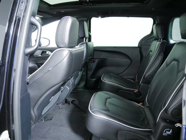 Certified 2025 Chrysler Pacifica Limited FWD image 17