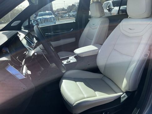 Used 2024 Cadillac XT6 Sport w/ Technology Package image 16