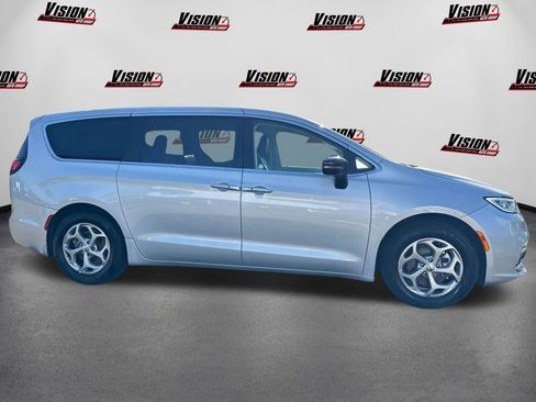 Used 2024 Chrysler Pacifica Limited FWD image 4