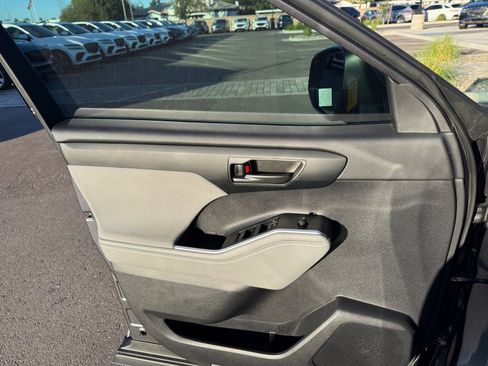 Used 2024 Toyota Highlander LE image 13