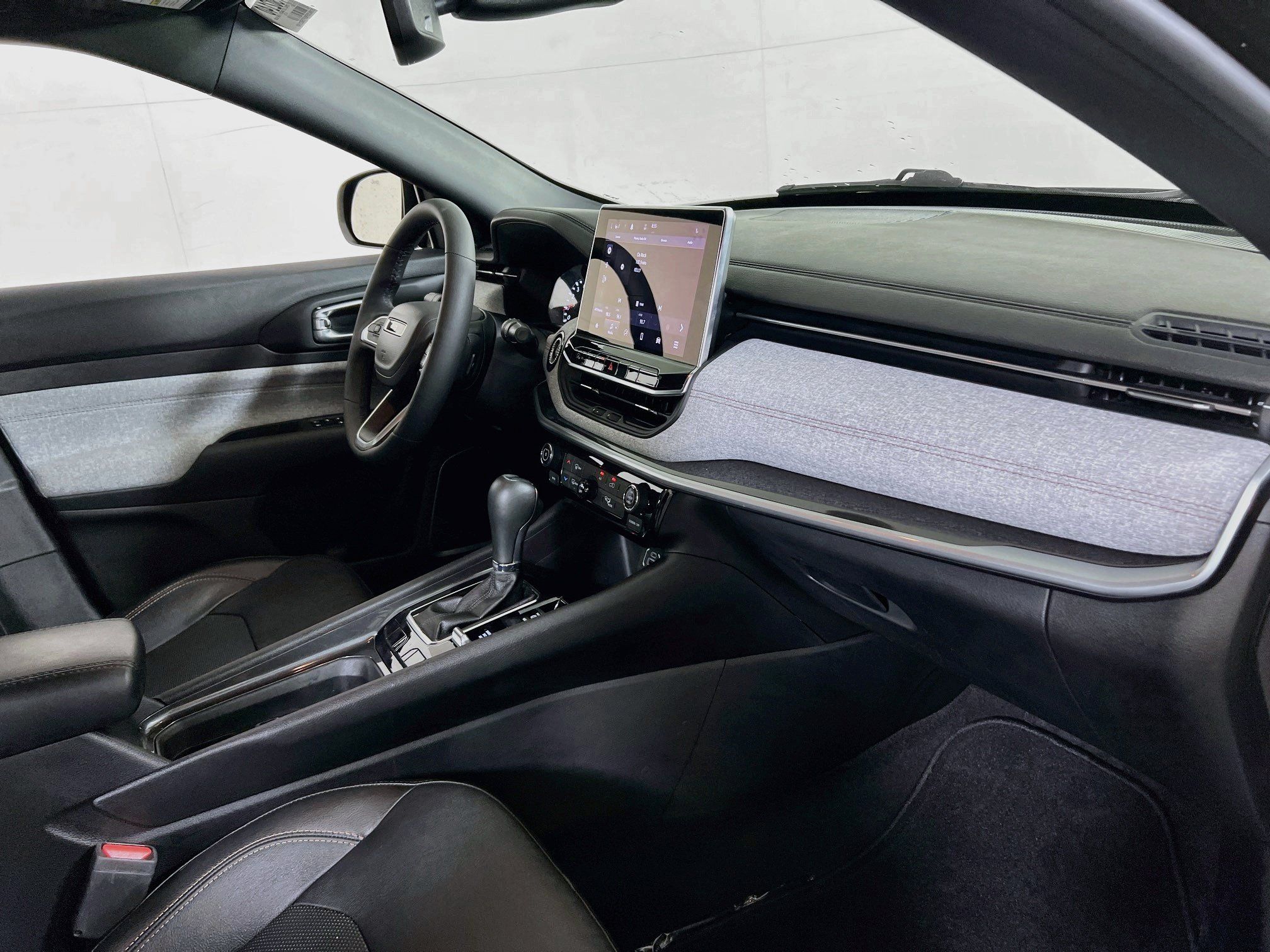 Used 2023 Jeep Compass Latitude AWD/4WD image 27