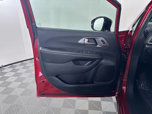 New 2026 Chrysler Pacifica Select AWD/4WD image 32