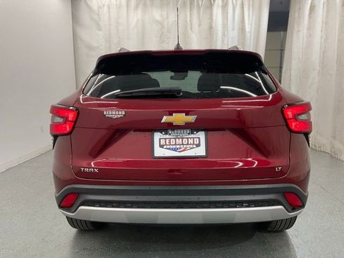 Used 2025 Chevrolet Trax LT w/ LT Convenience Package FWD image 6