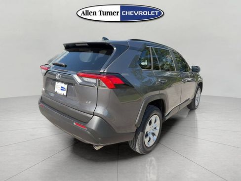 Used 2021 Toyota RAV4 LE FWD image 4