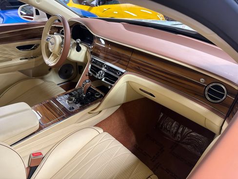 Used 2022 Bentley Flying Spur Plug-In Hybrid AWD/4WD image 6