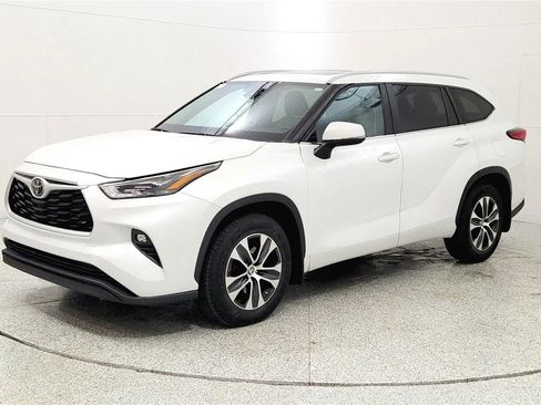 Used 2023 Toyota Highlander XLE image 3