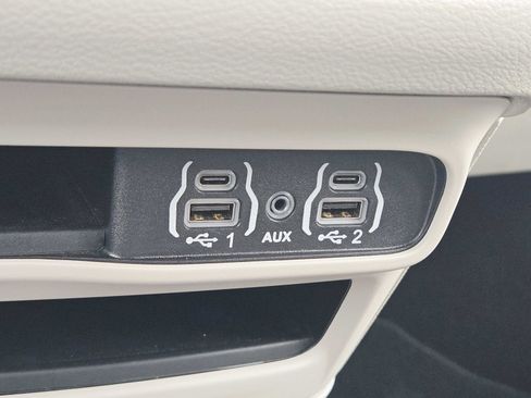 Used 2024 Chrysler Pacifica Touring-L image 34