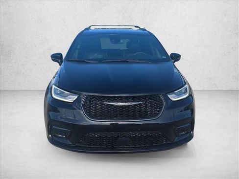 Used 2025 Chrysler Pacifica Limited FWD image 2