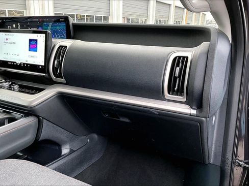 Used 2025 Ford Expedition Active image 18