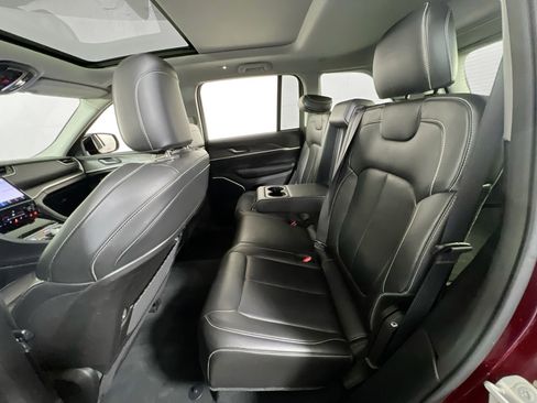 Used 2022 Jeep Grand Cherokee Limited image 24