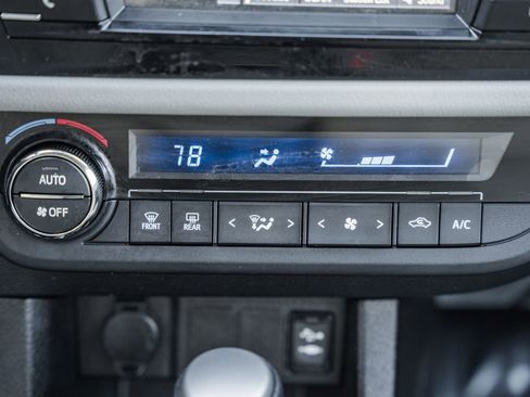 Used 2015 Toyota Corolla LE image 20